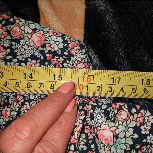 New York & Company M Mlticlrd Buttonup LslvsPockets Floral V-Neck Women's Shirt. - Picture 6 of 9